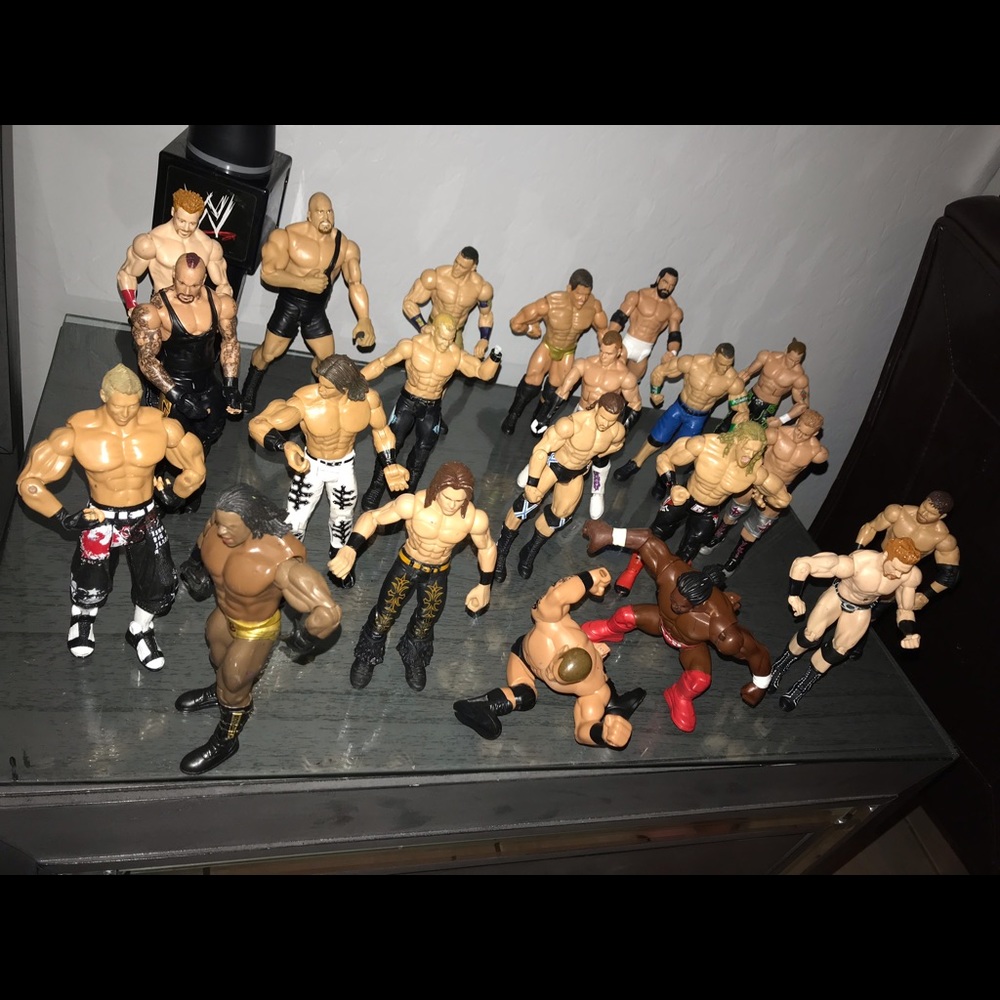 Old WWE wrestlers ! 21 wrestlers and 1 wwe mic.